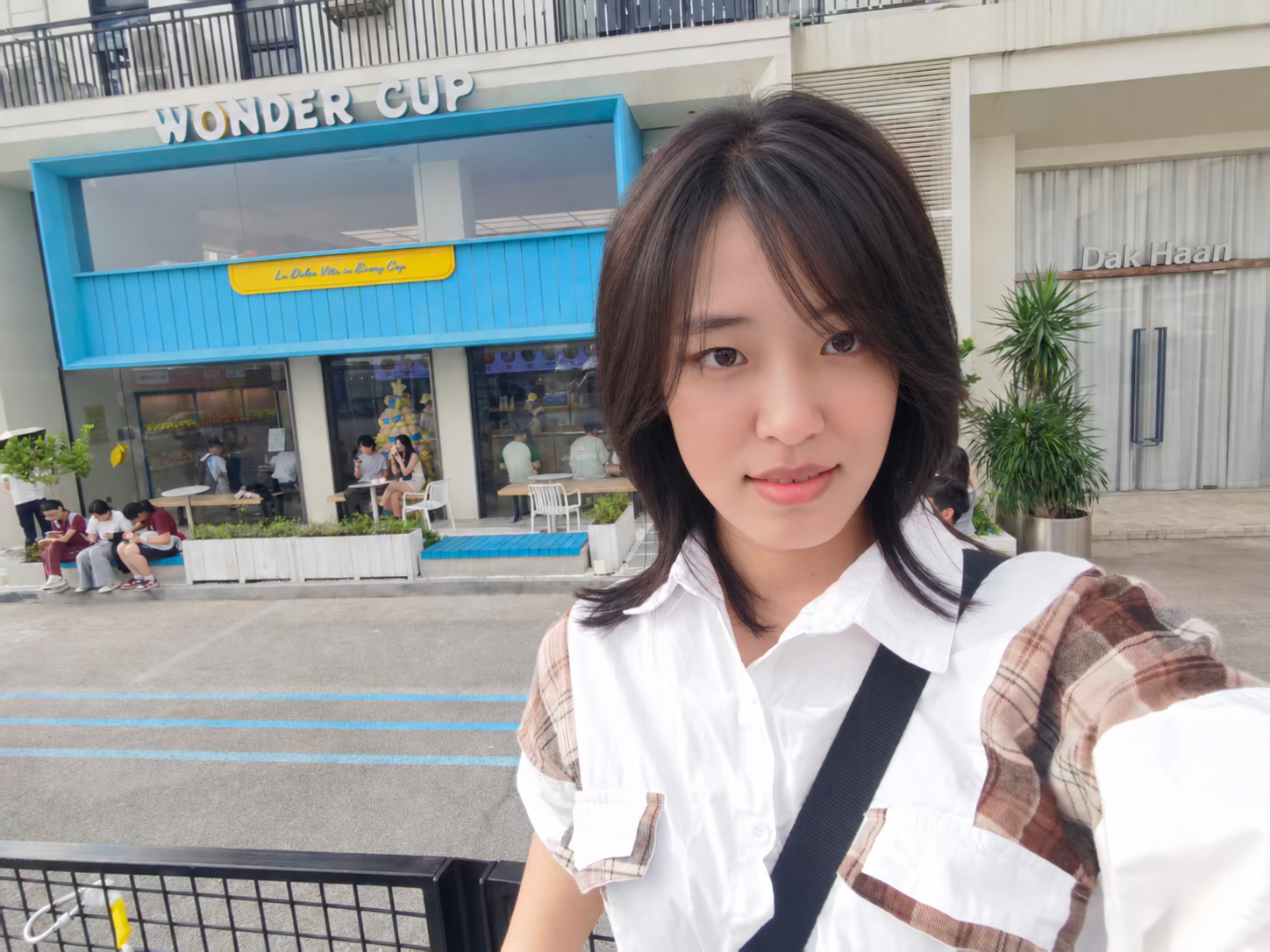 琬婷在街边咖啡店前的生活照